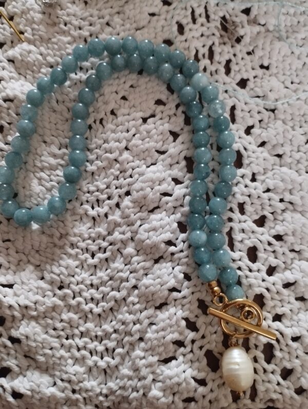 Collana con acqua marina da 6mm e perla di fiume con chiusura a T bar in acciaio - immagine 2
