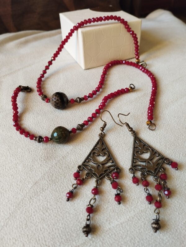Parure stile etnico con cristalli rosso scuro e agata muschiata con particolari in bronzo antico