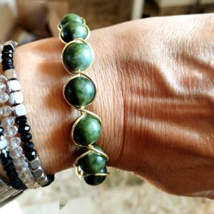 Bracciale rigido con giada e alluminio