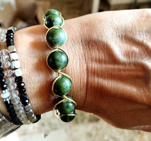Bracciale rigido con giada e alluminio