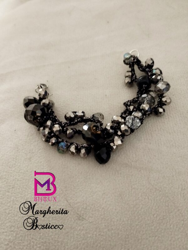 Bracciale a tre giri realizzato con uncinetto e filo lamé nero e cristalli - immagine 2