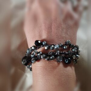 Bracciale a tre giri realizzato con uncinetto e filo lamé nero e cristalli