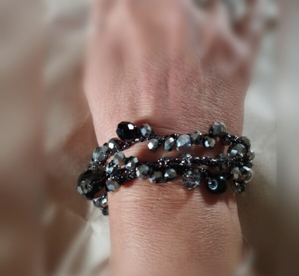 Bracciale a tre giri realizzato con uncinetto e filo lamé nero e cristalli