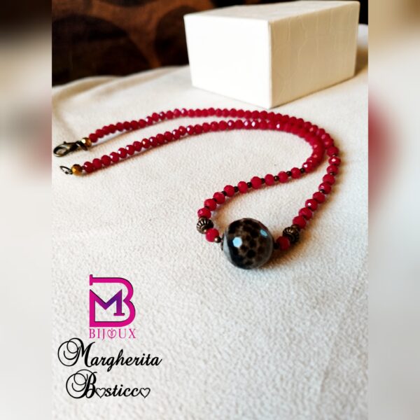 Collana girocollo stile etnico con cristalli rosso scuro e agata muschiata con particolari in bronzo antico