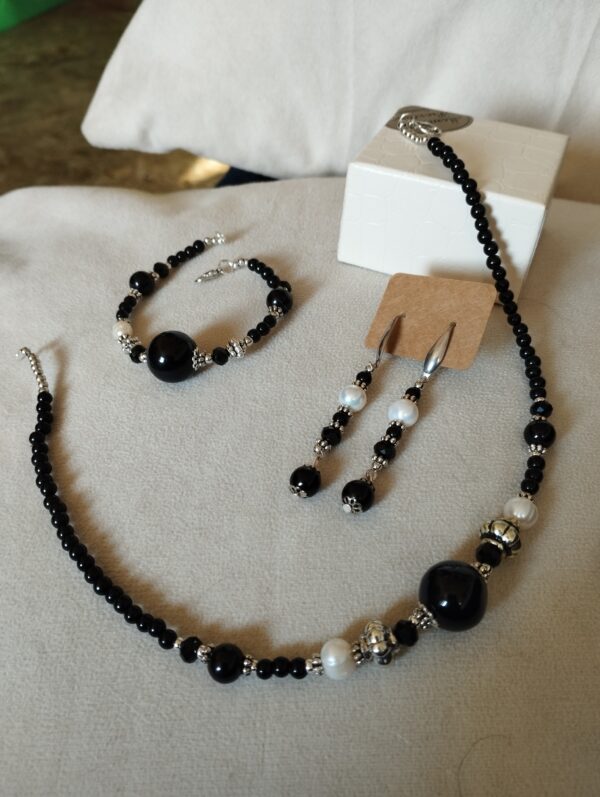 Collana della parure di agata nera e perle di fiume collana girocollo con agata nera e perle di fiume bianche con argento tibetano - immagine 2