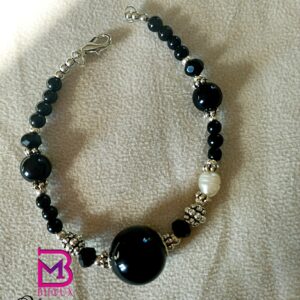 Bracciale della parure di agata nera e perle di fiume