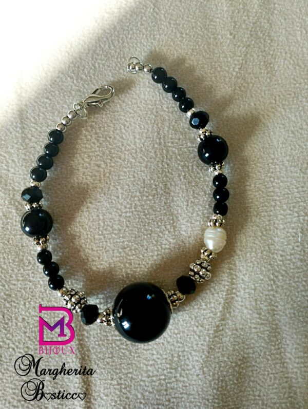 Bracciale della parure di agata nera e perle di fiume